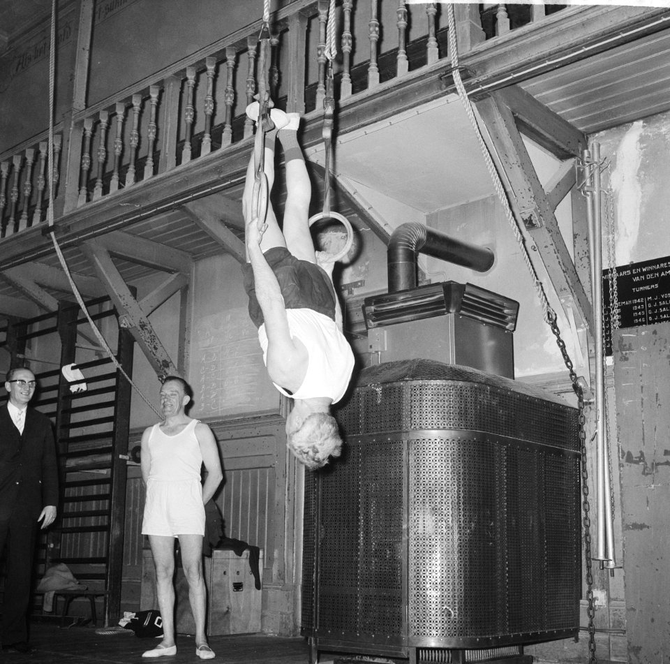 Gymnastiekvereniging Olympia bestaat 3 maart 100 jaar het losgooien van de spier, Bestanddeelnr 914-8088