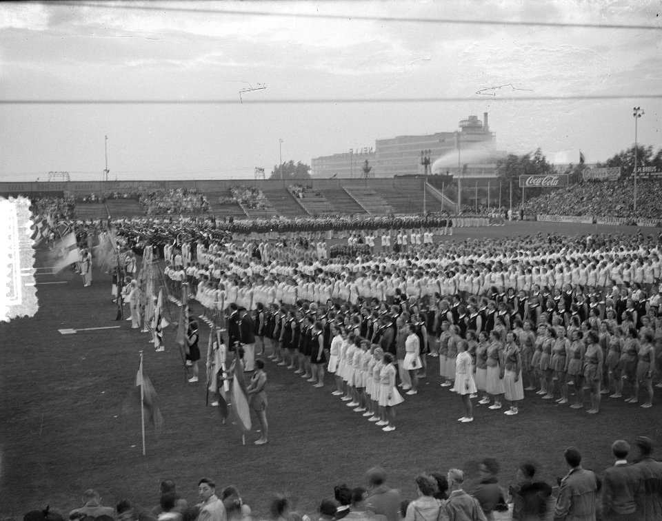 Gymnastrada in Spartastadion aanwezigheid van koninklijk paar, Bestanddeelnr 905-8397