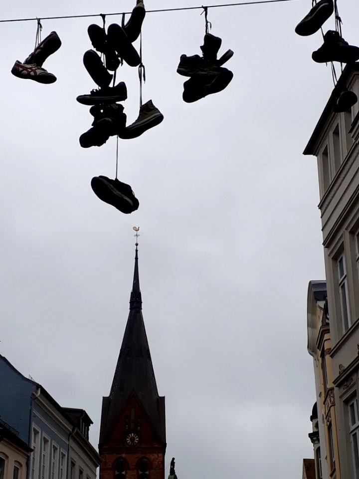 Hängende Schuhe der Flensburger Norderstraße 8
