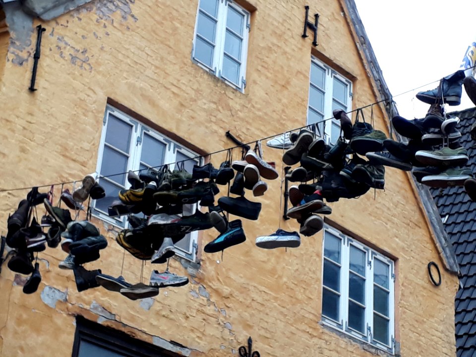 Hängende Schuhe der Flensburger Norderstraße 3