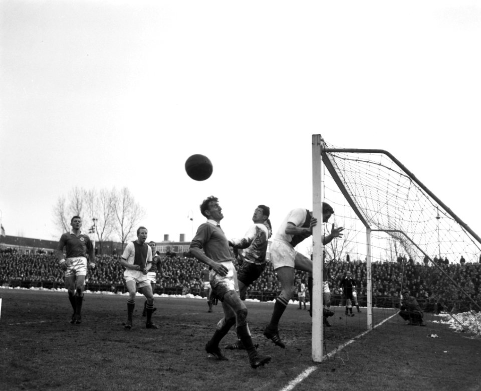 GVAV tegen Ajax 1-0 Henk Groot vliegt in doel, Bestanddeelnr 913-4885