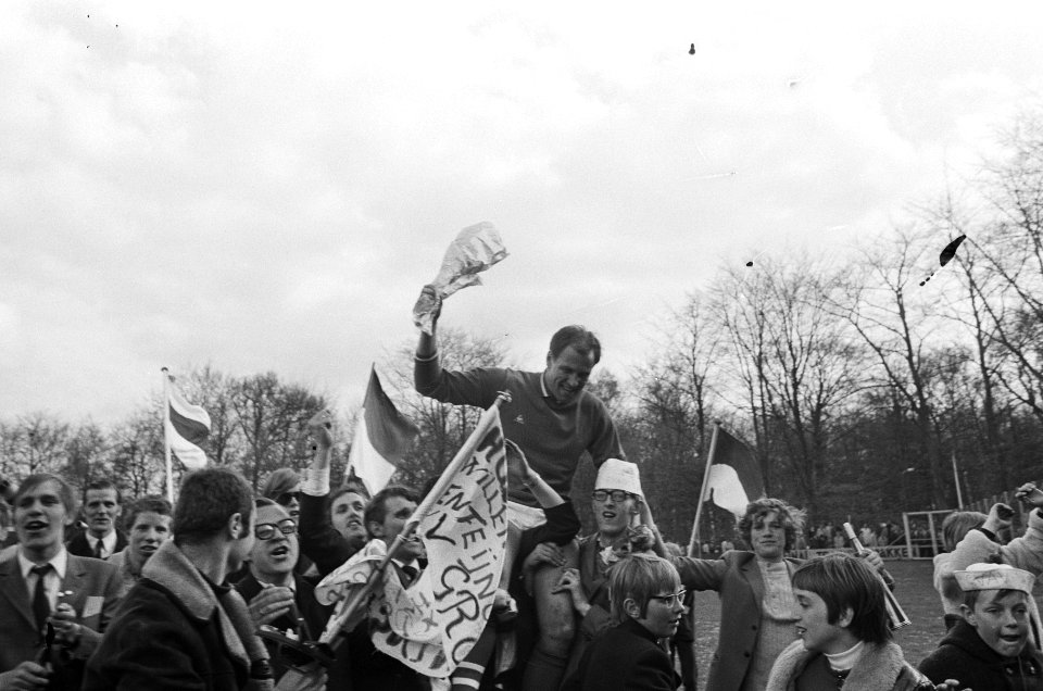 GVAV-keeper Tonny van Leeuwen na afloop op de schouders van supporters, Bestanddeelnr 924-4878