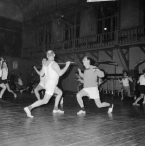 Gymnastiekvereniging Olympia bestaat 3 maart 100 jaar het losgooien van de spier, Bestanddeelnr 914-8085