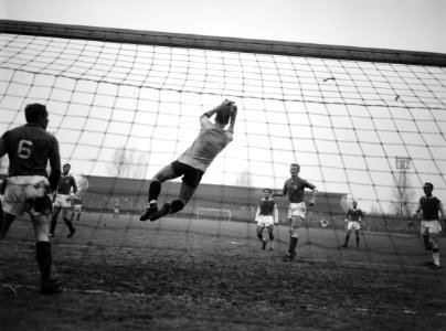 GVAV tegen Ajax 3-1, een safe van keeper Van Leeuwen in midden Bennie Muller, Bestanddeelnr 916-0121