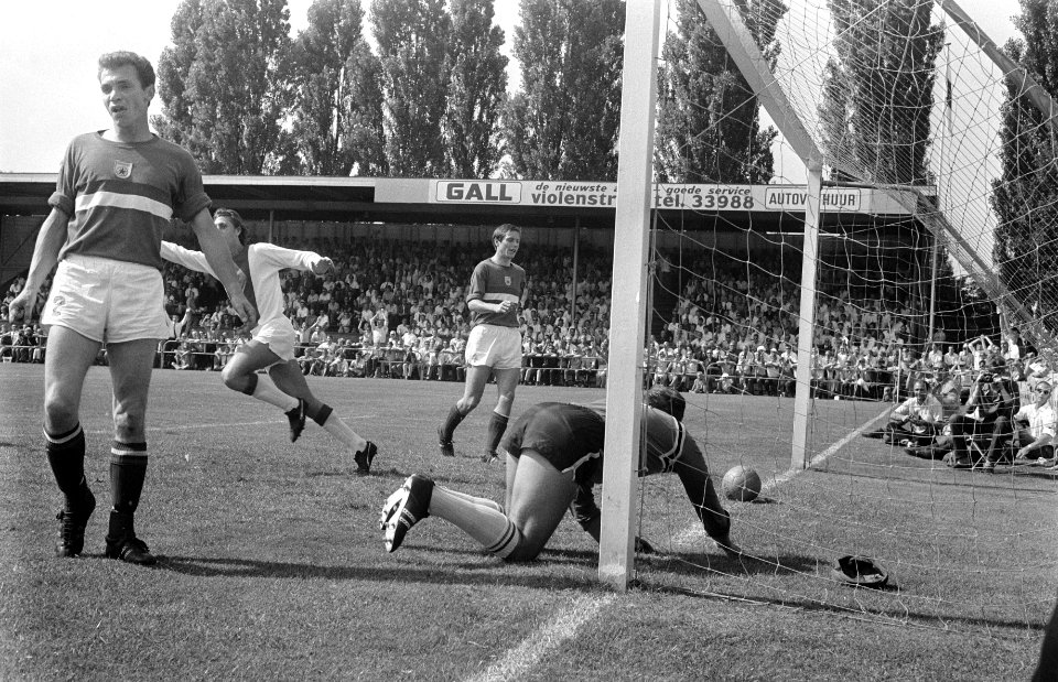 GVAV tegen Ajax 1-3, nr. 5 Krol (links) i.a. nr. 8A Rijnders (midden) i.a., Bestanddeelnr 922-6956