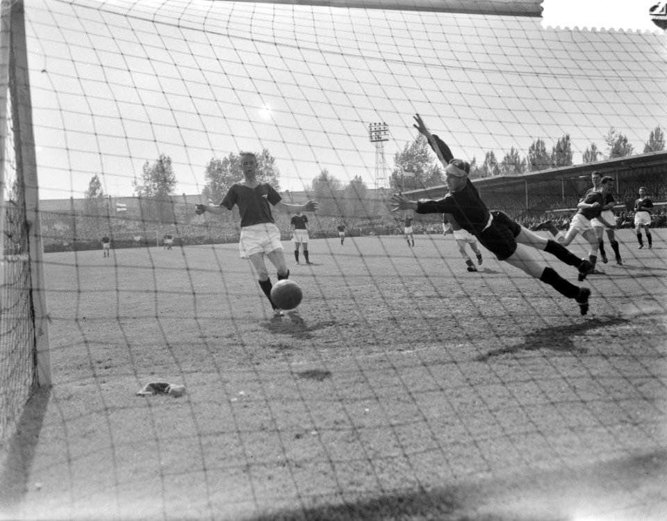 GVAV tegen Stormvogels 2-3, eerste doelpunt van GVAV. Seemann (half zichtbaar), , Bestanddeelnr 910-3509