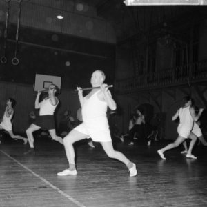 Gymnastiekvereniging Olympia bestaat 3 maart 100 jaar het losgooien van de spier, Bestanddeelnr 914-8086