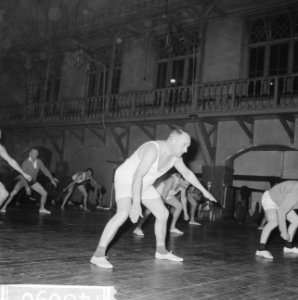 Gymnastiekvereniging Olympia bestaat 3 maart 100 jaar het losgooien van de spier, Bestanddeelnr 914-8090