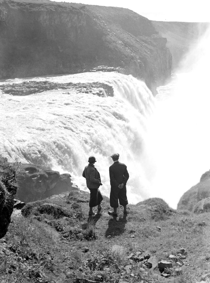 Gullfoss Journaliste Anita Joachim tezamen met de IJslandse gids Jonsson bij de, Bestanddeelnr 190-0372