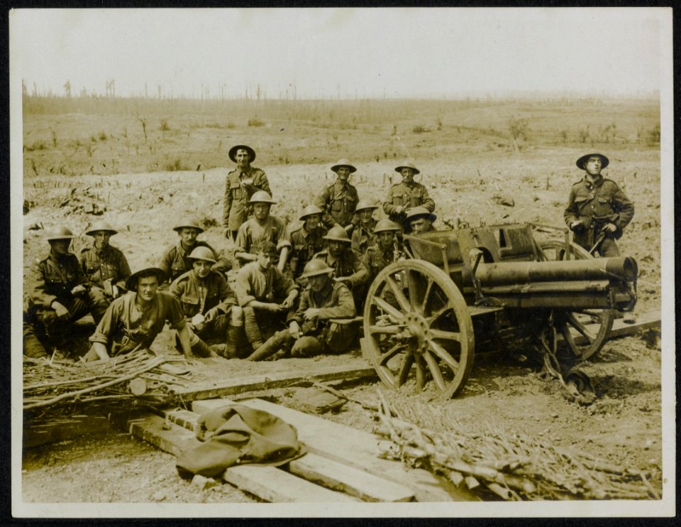 Gunners round a captured German gun. Near Wytschaete., Bestanddeelnr 158-1435