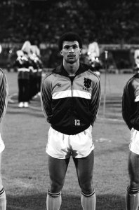 Gullit tijdens het spelen van de volksliederen, Bestanddeelnr 932-3389