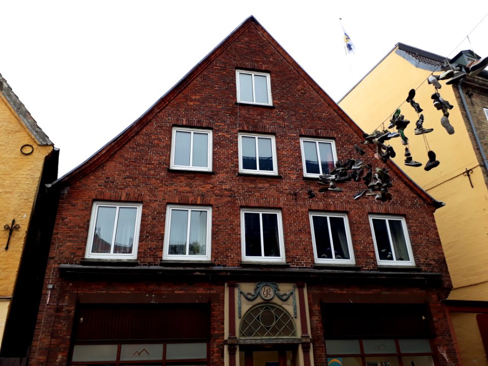 Hängende Schuhe der Flensburger Norderstraße 5