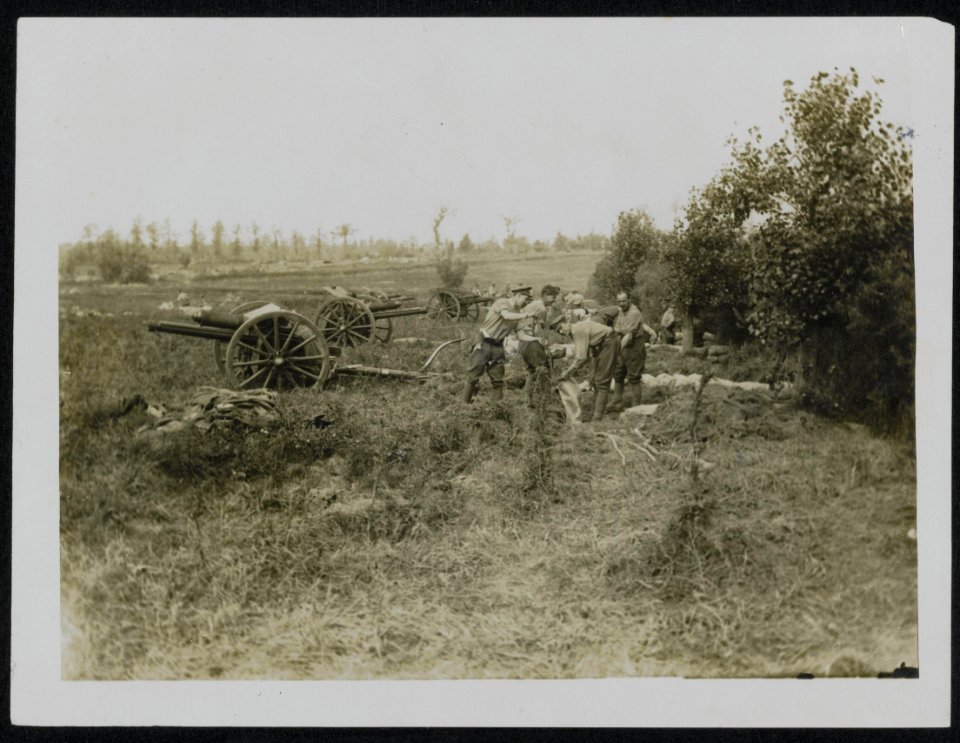 Gunners digging in, in new territory, Bestanddeelnr 158-0219