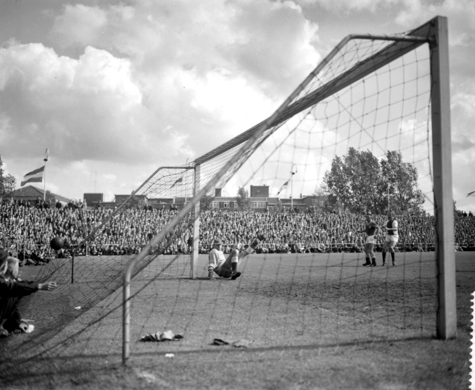 GVAV tegen Ajax 1-1. Doelman Roffel , Buist en Cees Groot (Ajax), Bestanddeelnr 912-4565