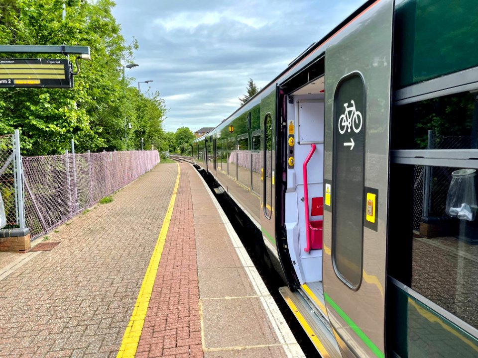 GWR 165 121 boarding at Drayton Green