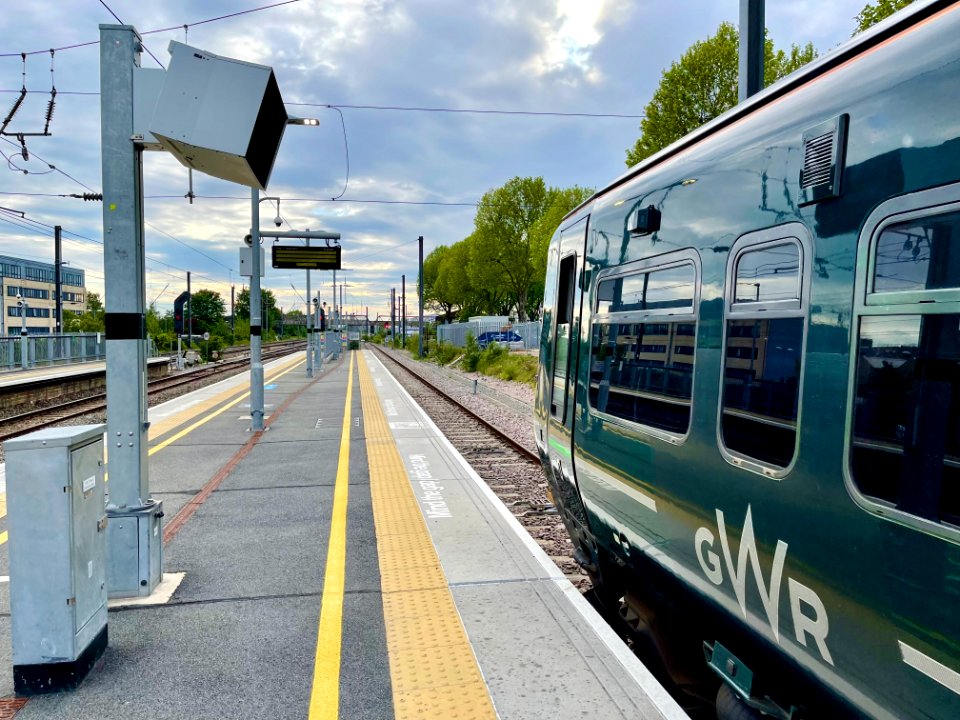GWR 165 121 at West Ealing Platform 5, 2021