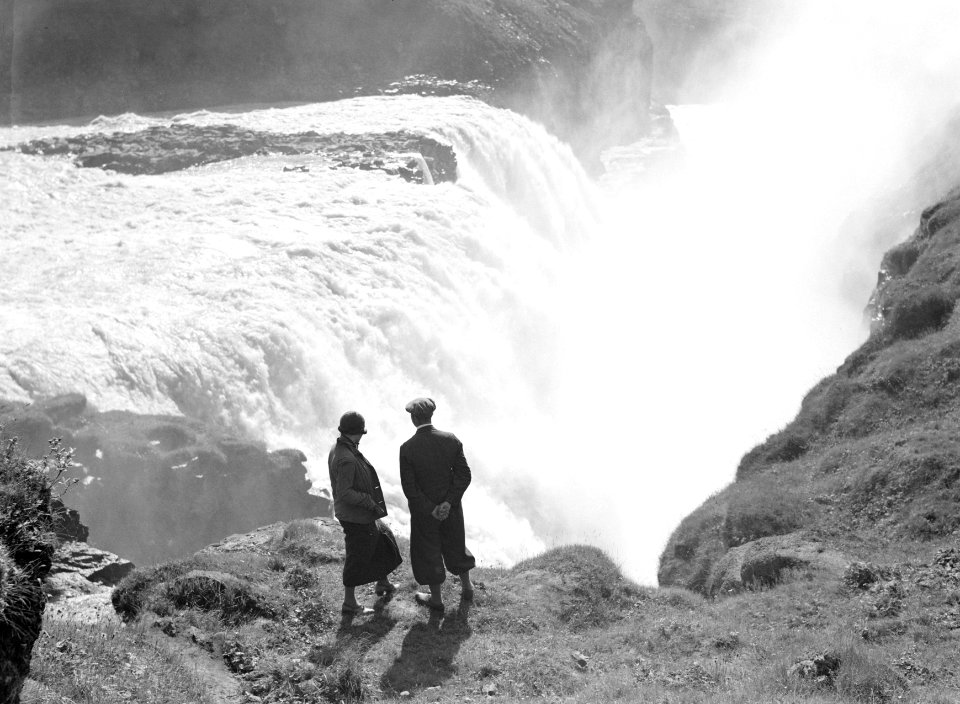 Gullfoss De journaliste Anita Joachim tezamen met de IJslandse gids Jonsson bij, Bestanddeelnr 190-0373