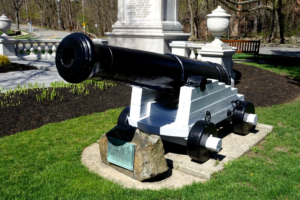 Gun removed from the USS Constitution at Boston 1931 - World War I Memorial - Belmont, MA - DSC09131