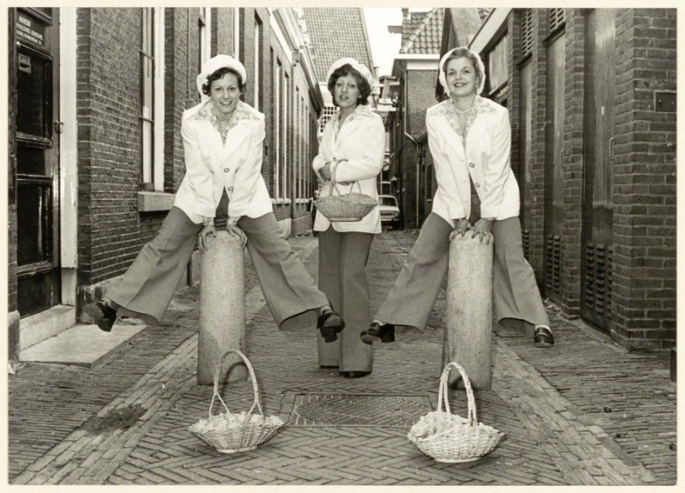 Haarlemse Bloemenmeisjes in de Peuzelaarsteeg. NL-HlmNHA 54003804