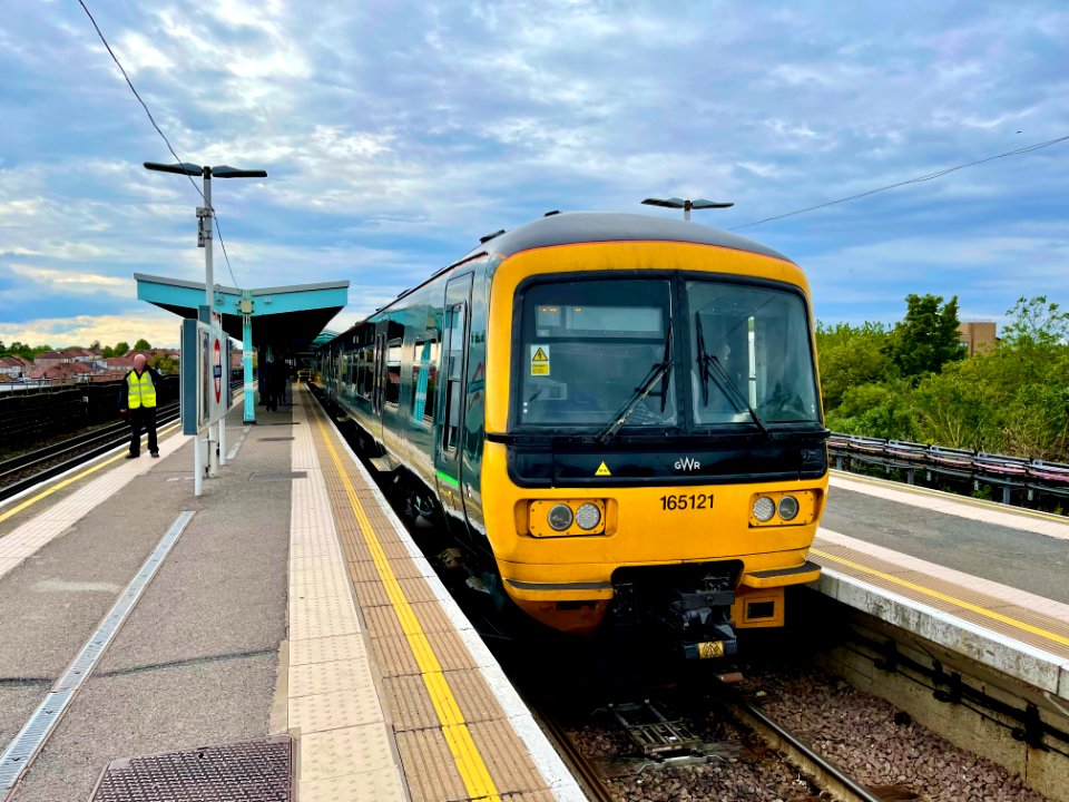 GWR 165 121 at Greenford station, 2021 photo