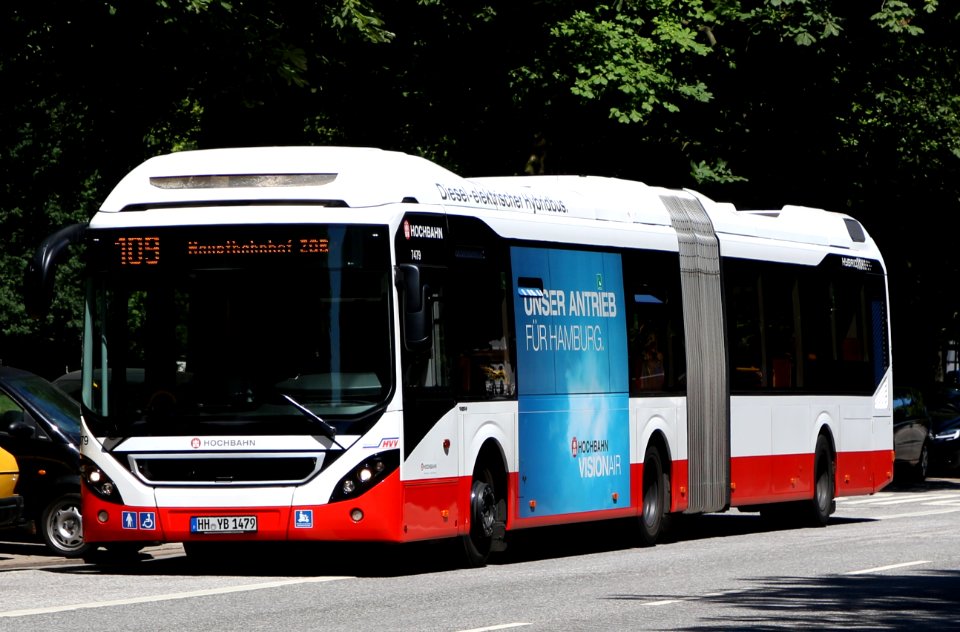 Hamburg Hochbahn 7479 (cropped)
