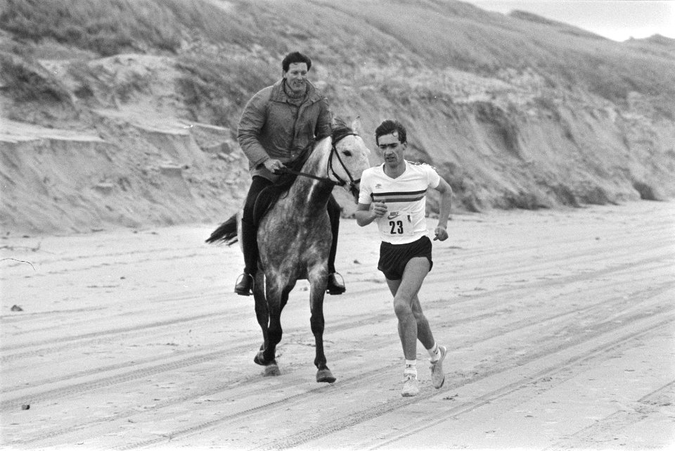 Halve marathon Egmond aan Zee winnaar Alex Hagelsteen in gezelschap in ruiter, Bestanddeelnr 932-8270