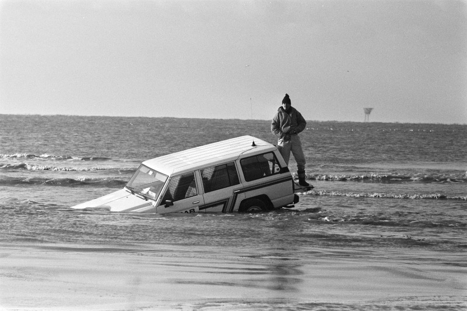 Halve marathon van Egmond aan Zee een van de begeleide terreinautos geraakte v, Bestanddeelnr 933-8566