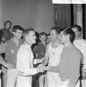 Halve finales turnkampioenschappen, Willie Jaegers en Kees Pruys schudden elkaar, Bestanddeelnr 917-1565