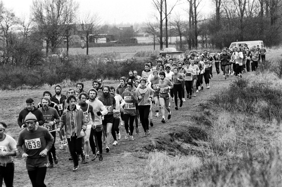 Halve marathonloop op strand en duinen bij Egmond aan Zee deelnemers onderweg in, Bestanddeelnr 930-6078