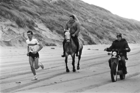 Halve marathon Egmond aan Zee winnaar Alex Hagelsteen (Belgie) in gezelschap va, Bestanddeelnr 932-8269