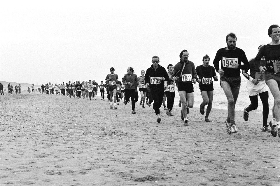 Halve marathonloop op strand en duinen bij Egmond aan Zee deelnemers op het stra, Bestanddeelnr 930-6079