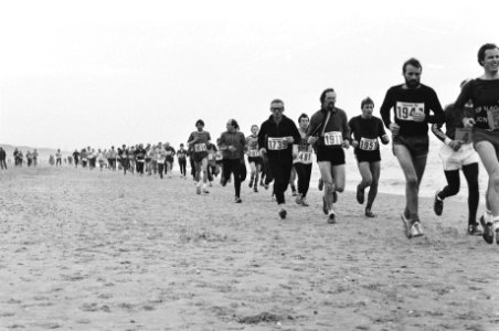 Halve marathonloop op strand en duinen bij Egmond aan Zee deelnemers op het stra, Bestanddeelnr 930-6079