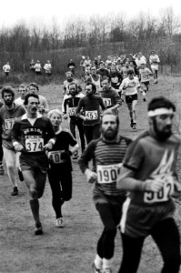 Halve marathonloop op strand en duinen bij Egmond aan Zee deelnemers op het stra, Bestanddeelnr 930-6080