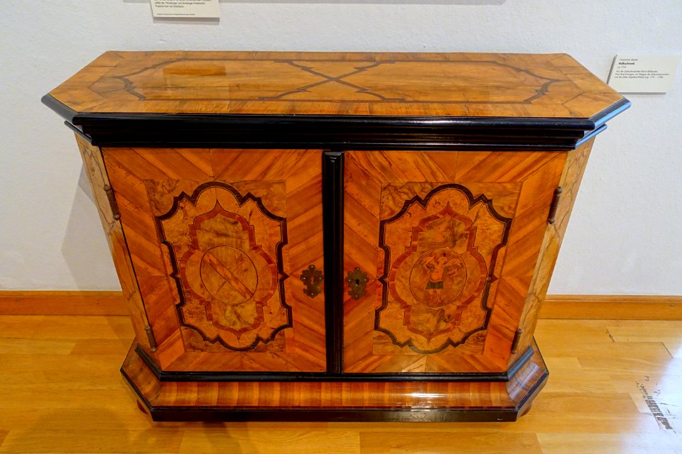 Half-cabinet by a Franconian master, c. 1735 - Mainfränkisches Museum - Würzburg, Germany - DSC04552
