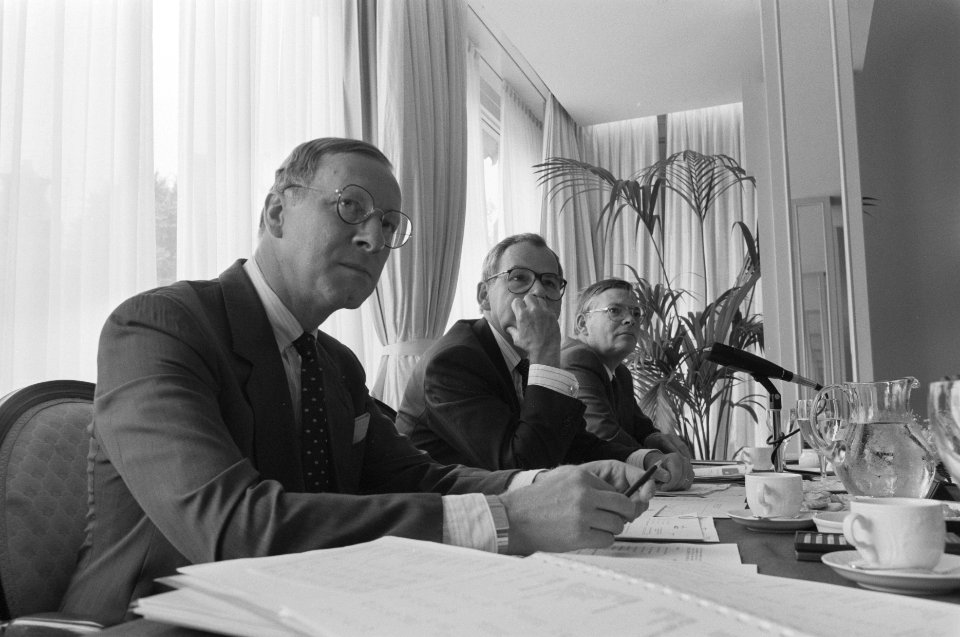 Halfjaarcijfers AKZO v.l.n.r. drs. F. H. Hensel (dir. fin. zaken), dr. S. Bergs, Bestanddeelnr 934-2938
