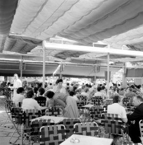Halfoverdekt terras van café Rowal, Bestanddeelnr 255-1796