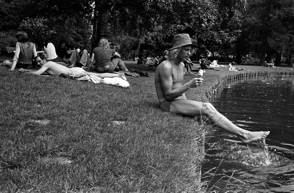 Halfontblote mensen aan het zonnebaden in het zomerse Vondelpark te Amsterdam, Bestanddeelnr 928-0475