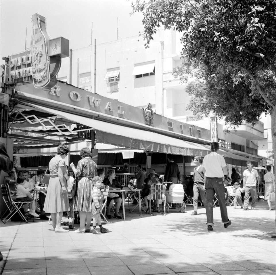 Halfoverdekt terras van café Rowal op straat, de neonreclame hangt erboven, Bestanddeelnr 255-1793