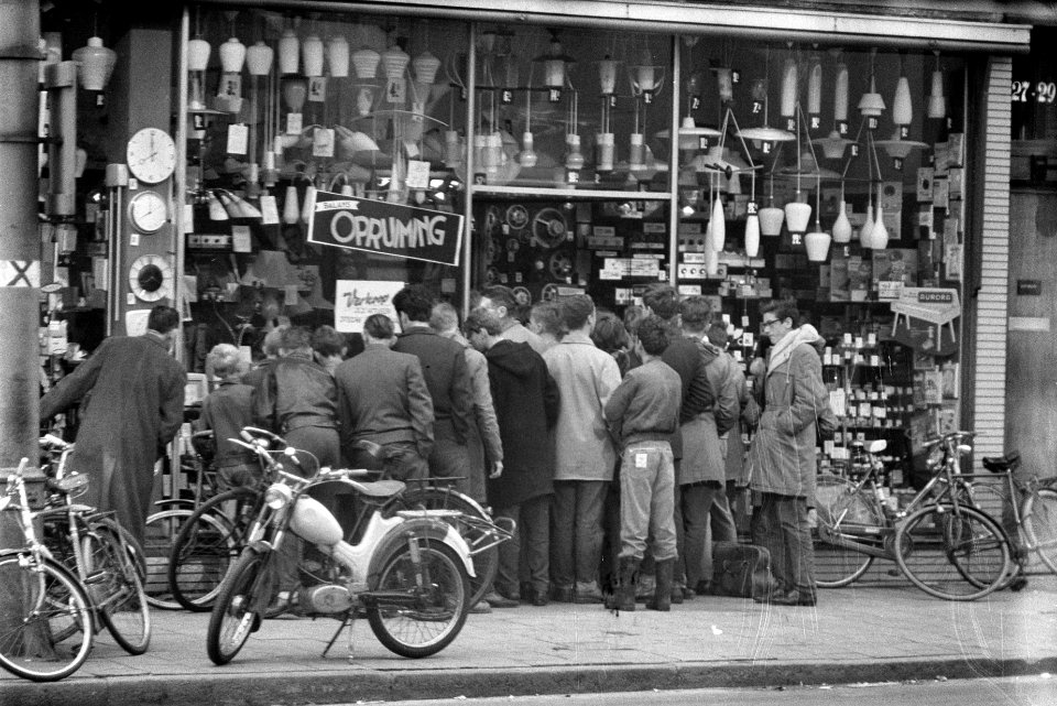Halfjaarlijkse uitverkoop, Bestanddeelnr 912-7376