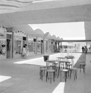 Halfoverdekt winkelcentrum met winkelende vrouwen en kinderen op de voorgrond k, Bestanddeelnr 255-3080