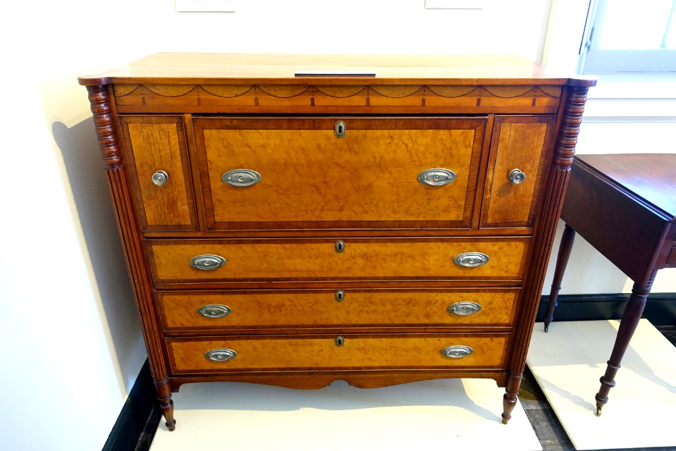 Half sideboard with swag-and-tassel frieze, Windsor County VT, 1810-1815, cherry, pine, basswood, with mahogany and maple inlay - Bennington Museum - Bennington, VT - DSC08817