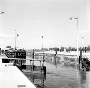 Halfopen deuren van de sluis in het Grand Canal d'Alsace bij Ottmarsheim, Bestanddeelnr 254-1221