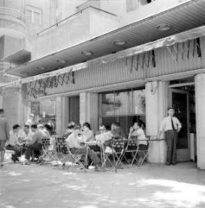 Halfoverdekt terras van café Rowal, Bestanddeelnr 255-1794