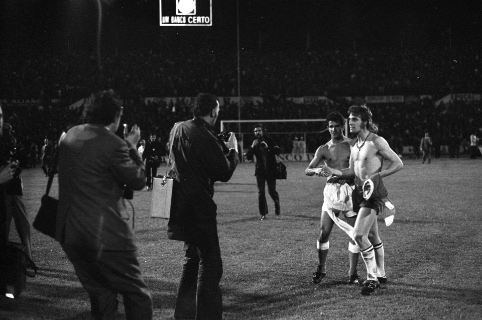 Halve finale Europacup-I, Krol (r) ruilt shirt met Benfica-speler, Bestanddeelnr 925-5411