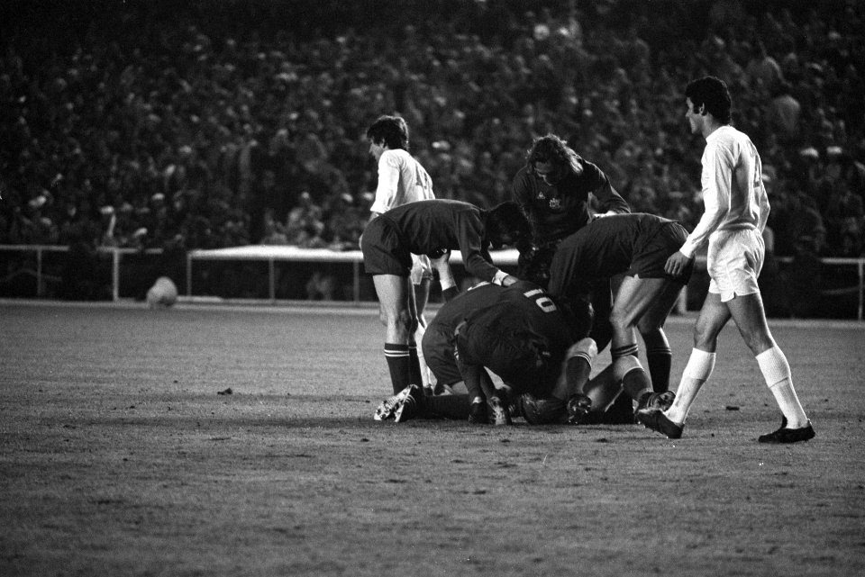 Halve finale Europacup I Ajax tegen Real 1-0, Gerrie Mühren bedolven onder clubg, Bestanddeelnr 926-3700
