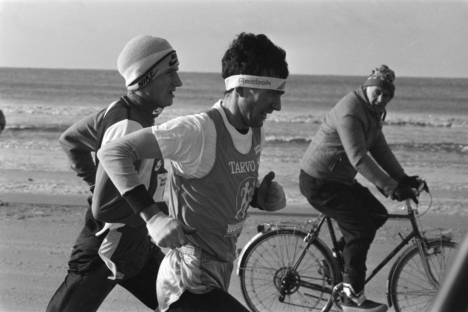 Halve marathon van Egmond aan Zee winnaar Mike Bishop met links Rob de Brouwer, Bestanddeelnr 933-8564