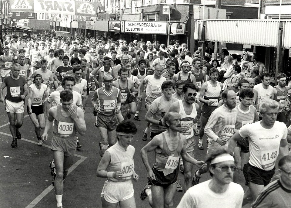 Halve marathon, georganiseerd door de winkeliersvereniging Cronjé, op de foto de start in de Generaal Cronjéstraat. Aangekocht in 1984 van fotograaf Cees de Boer. - Gepubliceerd in het Haarl, NL-HlmNHA 54014408