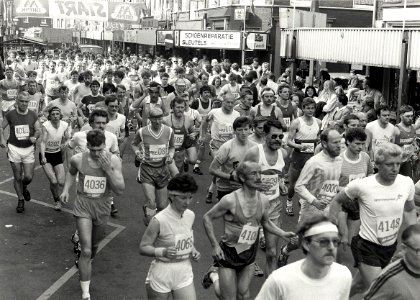 Halve marathon, georganiseerd door de winkeliersvereniging Cronjé, op de foto de start in de Generaal Cronjéstraat. Aangekocht in 1984 van fotograaf Cees de Boer. - Gepubliceerd in het Haarl, NL-HlmNHA 54014408