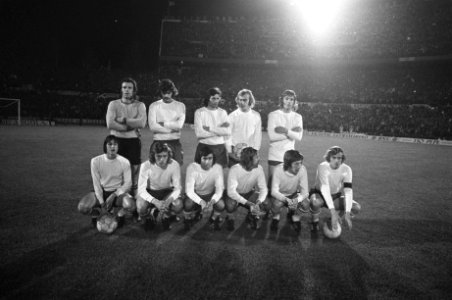 Halve finale Europacup 1, Presentatie elftal Ajax voorafgaand aan de wedstrijd, , Bestanddeelnr 925-5419