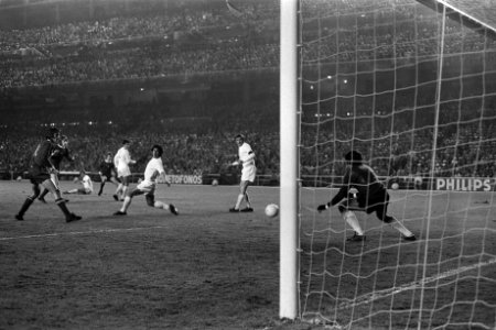 Halve finale Europacup I Ajax tegen Real 1-0, A Mühren rent juichend op broer a, Bestanddeelnr 926-3699